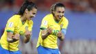 Η Μάρτα πανηγυρίζει με την Ταΐσα το γκολ που σημείωσε για τη Βραζιλία κόνρτα στην Ιταλία για τη φάση των ομίλων του Παγκοσμίου Κυπέλλου 2019 στο 'Ινό' του Βαλενσιέν, Τρίτη 18 Ιουνίου 2019