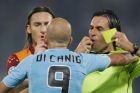 Rome, ITALY:  The referee Paparesta (R) gives the yellow card to Lazio's Paolo Di Canio, flanked by AS Roma's Francesco Totti during an Italian Serie A  match AS Roma-Lazio in Rome 23 October 2005. The match ended drawn 1-1.  (Photo credit should read CARLO BARONCINI/AFP/Getty Images)
