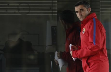 FC Barcelona's coach Ernesto Valverde arrives for a training session at the Sports Center FC Barcelona Joan Gamper in Sant Joan Despi, Saturday, May 5, 2018. FC Barcelona will play against Real Madrid in a Spanish La Liga soccer match on Sunday.(AP Photo/Manu Fernandez)