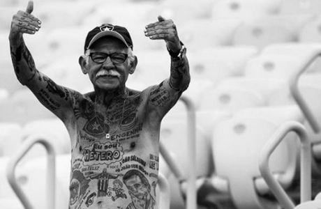 Η ζωή του 72χρονου οπαδού της Μποταφόγκο με τα 96 τατουάζ είναι για ταινία