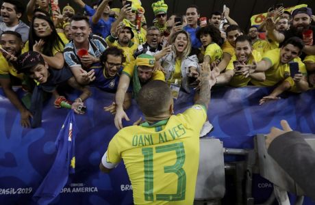 Ο Ντάνι Άλβες της Βραζιλίας πανηγυρίζει με τους φιλάθλους της χώρας την κατάκτηση του Copa America 2019 μετά από τη νίκη με 3-1 επί του Περού στον τελικό του 'Μαρακανά', Ρίο ντε Ζανέιρο, Κυριακή 7 Ιουλίου 2017