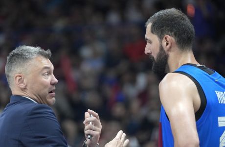 Barcelona's head coach Sarunas Jasikevicius, left, gives instructions to Barcelona's Nikola Mirotic during their Final Four Euroleague bronze medal basketball match between Barcelona and Olympiacos, in Belgrade, Serbia, Saturday, May 21, 2022. (AP Photo/Darko Vojinovic)
