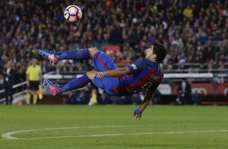 FC Barcelona's Luis Suarez, left, jumps for the ball in presence of Valencia's Aymen Abdennour, right, during the Spanish La Liga soccer match between FC Barcelona and Valencia at the Camp Nou stadium in Barcelona, Spain, Sunday, March 19, 2017. (AP Photo/Manu Fernandez)