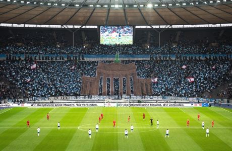 Η Πύλη του Βραδεμβούργου, κορεό των φίλων της Χέρτα στο παιχνίδι με τη Λειψία για τη Bundesliga 2019-2020 στο Ολυμπιακό Στάδιο Βερολίνου, Σάββατο 9 Νοεμβρίου 2019
