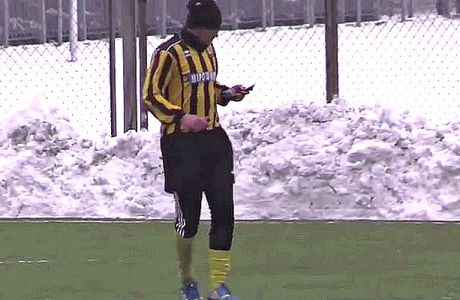 Ποδοσφαιριστής έπαιζε με το κινητό εν ώρα αγώνα! (VIDEO)