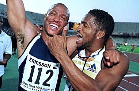 Μορίς Γκριν και Άτο Μπόλντον πανηγυρίζουν μετά από το παγκόσμιο ρεκόρ του πρώτου στα 100μ., στις 16 Ιουνίου 1999, στο διεθνές τουρνουά στίβου 'Τσικλητήρεια'