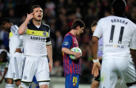 Chelsea's midfielder Frank Lampard (L) points at his eye as he looks at the line referee during the UEFA Champions League second leg semi-final football match Barcelona against Chelsea at the Cam Nou stadium in Barcelona on April 24, 2012.   AFP PHOTO / JOSEP LAGO (Photo credit should read JOSEP LAGO/AFP/Getty Images)