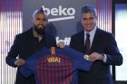 FC Barcelona's Vice president Jordi Mestre, right, and Barcelona's new signing Chilean soccer player Arturo Vidal pose for media during his official presentation at the Camp Nou stadium in Barcelona, Spain, Monday, Aug. 6, 2018. Vidal has agreed a three year deal. (AP Photo/Manu Fernandez)