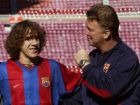 FC Barcelona's Dutch coach Louis Van Gaal (R) talks to Carles Puyol during their officialy team picture at Barcelona Nou Camp stadium November 7, 2002. Puyol signed for five years.    REUTERS/Gustau Nacarino