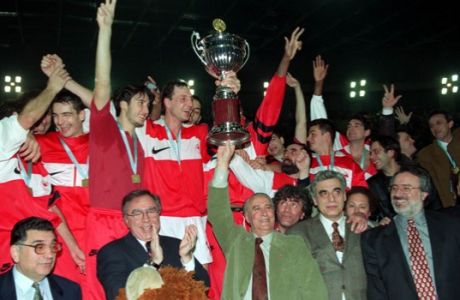Μάρτιος 1996, όταν ο Ολυμπιακός κατέκτησε το Κύπελλο Κυπελλούχων 