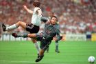 Ο Τέντι Σέριγχαμ της Αγγλίας μονομαχεί με τον Στέφαν Ρόιτερ της Γερμανίας στα ημιτελικά του Euro 1996 στο 'Γουέμπλεϊ', Λονδίνο, Τετάρτη 26 Ιουνίου 1996