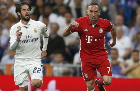 Bayern's Franck Ribery, right, and Real Madrid's Isco vie for the ball during the Champions League quarterfinal second leg soccer match between Real Madrid and Bayern Munich at Santiago Bernabeu stadium in Madrid, Spain, Tuesday April 18, 2017. (AP Photo/Francisco Seco)