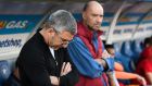 Ο προπονητής του Πανιωνίου, Νίκι Παπαβασιλείου, και ο πρόεδρος Χρήστος Δάρρας, σε στιγμιότυπο της αναμέτρηση με τον Ατρόμητο για τη Super League 1 2019-2020 στο γήπεδο του Περιστερίου, Κυριακή 27 Οκτωβρίου 2019