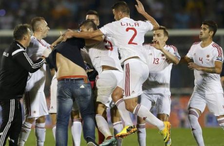 ΧΑΜΟΣ! Μία... σημαία διέκοψε το ματς Σερβία-Αλβανία! (VIDEOS)