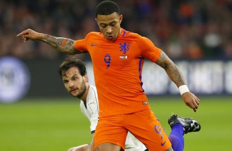 Netherlands' Memphis Depay kicks the ball during the international friendly soccer match between The Netherlands and Italy at the Amsterdam ArenA stadium, Netherlands, Tuesday, March 28, 2017. (AP Photo/Peter Dejong)