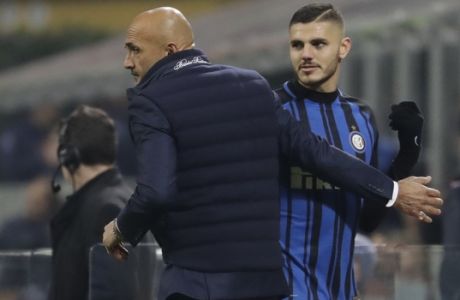Inter Milan's Mauro Icardi is congratulated by coach Luciano Spalletti as he walks off the pitch during the Serie A soccer match between Inter Milan and Atalanta, at the Milan San Siro stadium, Italy, Sunday, Nov. 19, 2017. (AP Photo/Luca Bruno)