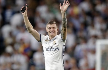 Real Madrid's Toni Kroos celebrates at the end of the Champions League quarterfinal second leg soccer match between Real Madrid and Bayern Munich at Santiago Bernabeu stadium in Madrid, Spain, Tuesday April 18, 2017. Real Madrid won 4-2. (AP Photo/Daniel Ochoa de Olza)