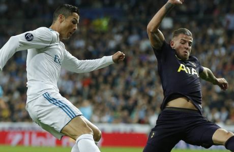 Real Madrid's Cristiano Ronaldo, left, crosses the ball past Tottenham's Toby Alderweireld during a Group H Champions League soccer match between Real Madrid and Tottenham Hotspur at the Santiago Bernabeu stadium in Madrid, Tuesday Oct. 17, 2017. (AP Photo/Paul White)