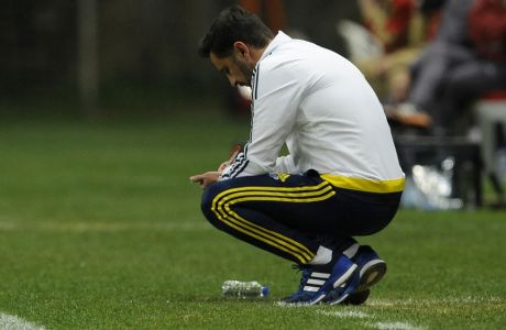 Fenerbahces coach Vitor Pereira, right, takes notes on the sideline, with Bragas coach Paulo Fonseca at left, during the Europa League Round of 16, Second leg soccer match between SC Braga and Fenerbahce at the Municipal stadium in Braga, Portugal, Thursday, March 17, 2016. Braga won 4-1.(AP Photo/Paulo Duarte)