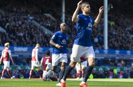 Everton's Kevin Mirallas, center right, celebrates after scoring during the English Premier League soccer match between Everton and Burnley at Goodison Park Stadium, Liverpool, England, Saturday April 18, 2015. (AP Photo/Jon Super)  