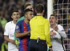PSG's Marco Verratti, right, argues with the referee Deniz Ayetekin during the Champions League round of 16, second leg soccer match between FC Barcelona and Paris Saint Germain at the Camp Nou stadium in Barcelona, Spain, Wednesday March 8, 2017. (AP Photo/Emilio Morenatti)