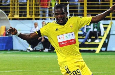 Cameroonian footballer of the Russian team FC Anzhi Makhachkala, Samuel Eto'o (R),  is in action during his second Russian Premier League match against Volga Nizhniy Novgorod in the Dagestan's capital Makhachkala, on September 11, 2011. Former four-time African footballer of the year Eto'o had scored on his debut against Rostov a week ago and his second consecutive strike helped his new club to fourth spot in the table, six points behind leaders CSKA Moscow.AFP PHOTO / NEWS TEAM/ SERGEI RASULOV
