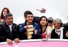 Ο Ρίτσι Καραπάς, νικητής του περσινού Giro, στην υποδοχή που του επιφύλαξαν οι συμπατριώτες του στο Εκουαδόρ. 