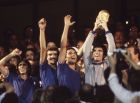 Ο Ντίνο Τζοφ με το τρόπαιο του Μουντιάλ του 1982 στο "Σαντιάγο Μπερναμπέου", μετά τη λήξη του τελικού και τη νίκη της Ιταλίας με 3-1 επί της Δυτικής Γερμανίας.