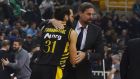 Ο Χάρης Γιαννόπουλος της ΑΕΚ αγκαλιάζεται με τον υπηρεσιακό τεχνικό του Παναθηναϊκού, Φραγκίσκο Αλβέρτη, σε αναμέτρηση για τη Basket League 2018-2019 στο κλειστό του ΟΑΚΑ, Κυριακή 23 Δεκεμβρίου 2018