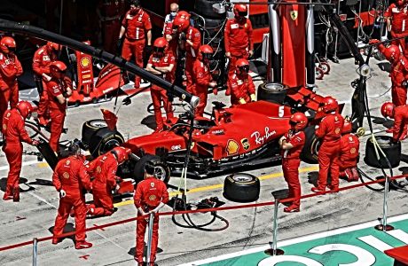 Στο διάστημα που απομένει έως τον τέταρτο αγώνα της σεζόν, στη Silverstone (στα τέλη του μήνα) η Ferrari δεν θα αφήσει βίδα όρθια στα αυτοκίνητα της.