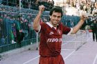 Ο Γιάννης Βαλαώρας της Λάρισας πανηγυρίζει γκολ κόντρα στον Πανιώνιο για την Α' Εθνική 1987-1988 στο 'Αλκαζάρ' | Κυριακή 1 Μαΐου 1988