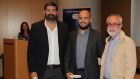 Ο διευθυντής του Sport24.gr, Παντελής Βλαχόπουλος, και ο συντάκτης της ιστοσελίδας, Ηλίας Καλλονάς, παραλαμβάνουν Ειδικό Έπαινο από το μέλος της Επιτροπής των βραβείων, Ζήσης Καραβάς, στα δημοσιογραφικά βραβεία ΠΣΑΤ 2019 στο Μουσείο της Ακρόπολης, Πέμπτη 14 Νοεμβρίου 2019