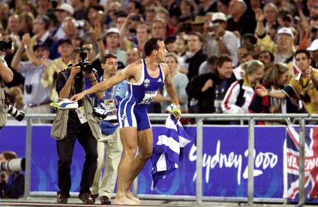 Ο Κώστας Κεντέρης πανηγυρίζει την κατάκτηση του χρυσού μεταλλίου στα 200μ. στίβου στους Ολυμπιακούς Αγώνες 2000 στο 'ANZ Stadium', Σίδνεϊ | Πέμπτη 28 Σεπτεμβρίου 2000