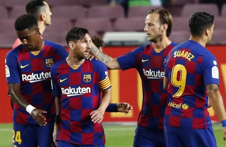 O Μέσι πανηγυρίζει με τους συμπαίκτες του ένα δικό του τέρμα στην αναμέτρηση με την Οσασούνα στο 'Camp Nou' (2-2), στις 16 Ιουλίου 2020. (AP Photo/Joan Monfort)