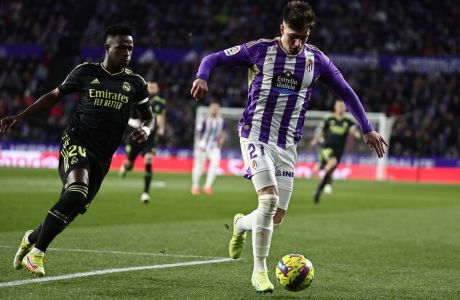 Valladolid's Ivan Fresneda, right is chased by Real Madrid's Vinicius Junior during a Spanish La Liga soccer match between Valladolid and Real Madrid at the Jose Zorrilla stadium in Valladolid, Spain, Friday, Dec. 30, 2022. (AP Photo/Pablo Garcia)