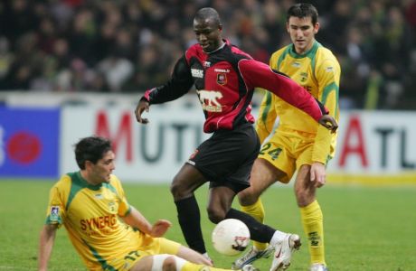 John Utaka of Rennes, center, challenges for the ball with Nantes midfielder Jeremy Toulalan and Loic Guillon during their French League One soccer match, Wendesday, Jan. 4, 2006 in Nantes, western France. (AP Photo/David Vincent)