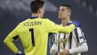 Στσέζνι και Ρονάλντο στη διάρκεια της ρεβάνς Γιουβέντους-Πόρτο στο 'Allianz Stadium', για την φάση των 16 του Champions League. Οι Πορτογάλοι πήραν την πρόκριση με το συνολικό 4-4, χάρη στα εκτός έδρας γκολ | 09/03/2021 (AP Photo/Luca Bruno)
