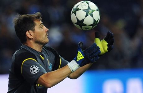 Porto goalkeeper Iker Casillas catches the ball during a Champions League play-offs first leg soccer match between FC Porto and AS Roma at the Dragao stadium in Porto, Portugal, Wednesday, Aug. 17, 2016. (AP Photo/Paulo Duarte)