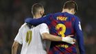 Μπενεζμά και Πικέ αποχωρούν αγκαλιασμένοι από τον αγωνιστικό χώρο του Camp Nou μετά το 0-0 ανάμεσα σε Μπαρτσελόνα και Ρεάλ Μαδρίτης στις 18 Δεκεμβρίου του 2019. AP Photo/Bernat Armangue