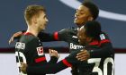 Ο Γκρέι πανηγυρίζει με τους Φρίμπονγκ και Σίνγκραβεν το τέρμα που πέτυχε για λογαριασμό της Λεβερκούζεν σε αναμέτρηση της Bundesliga κόντρα στη Στουτγκάρδη, στην BayArena | 06/02/2021 ⓒ 2021 Thilo Schmuelgen/Associated Press