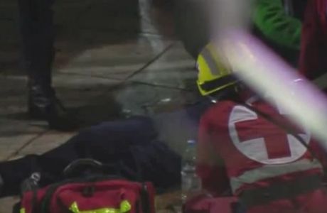 Σοκάρει η εικόνα του τραυματία αστυνομικού στη Λεωφόρο (VIDEO)