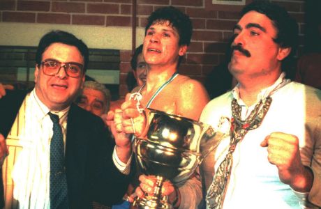 Η μεγάλη βραδιά του 1991 και το Κύπελλο Ελλάδας στα χέρια του αρχηγού Φάνη Χριστοδούλου. Αριστερά ο τότε μάνατζερ της ομάδας Ισίδωρος Κουβελος και δεξιά ο Βλάντο Τζούροβιτς