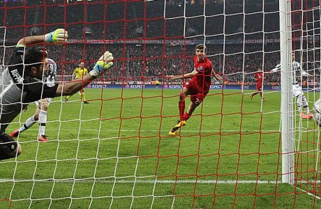 MUNICH, GERMANY - MARCH 16:  Thomas Muller (2nd R) of Bayern Muenchen heads the ball to score his team's second goal past Gianluigi Buffon of Juventus during the UEFA Champions League round of 16, second Leg match between FC Bayern Muenchen and Juventus at the Allianz Arena on March 16, 2016 in Munich, Germany.  (Photo by Alexander Hassenstein/Bongarts/Getty Images)