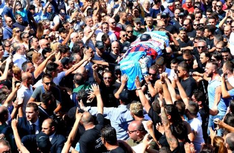 Συγκίνηση και χιλιάδες κόσμου στην κηδεία του Εσπόζιτο