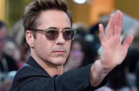 epa04714943 US actor/cast member Robert Downey Jr. arrives for the European premiere of 'Avengers: Age of Ultron' in London, Britain, 21 April 2015. The movie opens in British theaters on 23 April.  EPA/FACUNDO ARRIZABALAGA