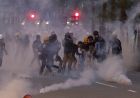 Οι διαδηλωτές χρησιμοποιούν κώνους για να καλύψουν τα δακρυγόνα