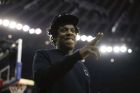 Ο Jay-Z χαιρετά τον κόσμο στην Oakland Arena, όπως πηγαίνει στη θέση του για τον τρίτο τελικό (AP Photo/Ben Margot)