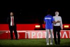 Ο Κριστιάν Καρεμπέ συνοδεύει τον Σάββα Θεοδωρίδη για την απονομή στον πρωταθλητή Ολυμπιακό υπό το βλέμμα του Βαγγέλη Μαρινάκη