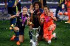 Οι Εζενί λε Σομέ, Γουεντί Ρενάρ και Σαρά Μπουχαντί της Λιόν πανηγυρίζουν την κατάκτηση του Champions League γυναικών 2019-2020 έπειτα απ' τον τελικό με τη Βόλφσμπουργκ στο 'Ανοέτα' του Σαν Σεμπαστιάν | Κυριακή 30 Αυγούστου 2020