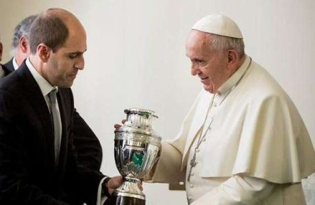 Ο Πάπας με το τρόπαιο (PHOTOS)